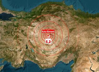 Konya'daki Deprem Sonrası İnsanlar Kendilerini Sokağa Attı!
