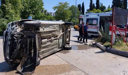 Hafif ticari araç akaryakıt istasyonu girişinde devrildi: 1 yaralı