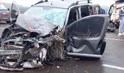 Ardahan’da kafa kafaya çarpışan iki araç hurdaya döndü: 2 yaralı