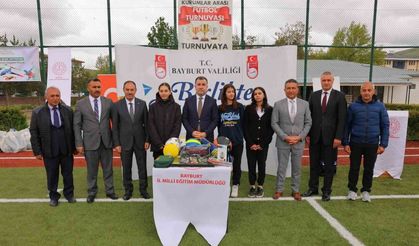 Bayburt’ta ilköğretim ve ortaokul öğrencilerine spor malzemeleri dağıtıldı