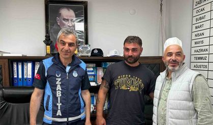 Cami imamı yolda bulduğu 8 bin lirayı sahibine teslim etti
