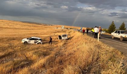 Çarpışan 2 araç şarampole devrildi: 3 yaralı