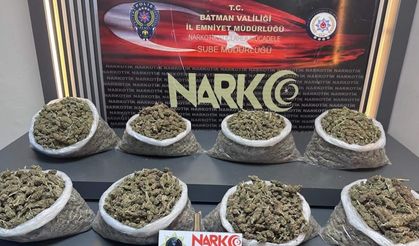 “Dur” ihtarına uymadı, kaçarken otomobilden uyuşturucuları attı