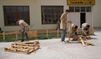 Fabrika gibi lisede arı gibi çalışan öğrenciler atık malzemelerden ahşap eşyalar üretiyorlar