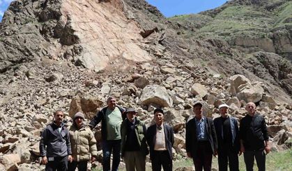 Oltu’da sağanak yağış heyelana neden oldu