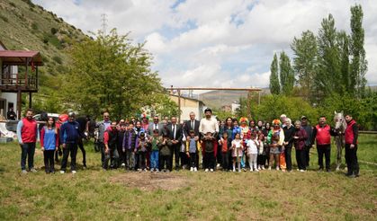 Özel öğrenciler çiftlikte at bindiler