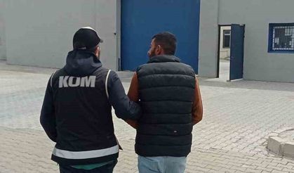Parada sahtecilik suçundan aranan şahsı polis yakaladı