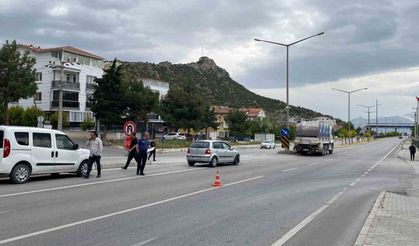 Süt kamyonuna çarpan otomobildeki 1 kişi yaralandı