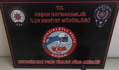 Taksi sürücüsünün üstünden askeri rozet ve uyuşturucu ele geçirildi