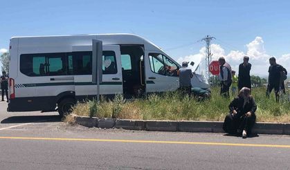 Selim’de minibüs orta refüje çıktı