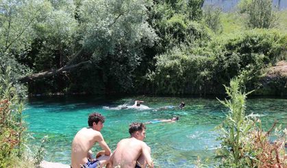 Serinlemek uğruna tehlikeli suda böyle yüzdüler