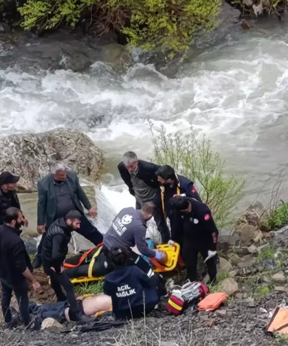 İşçi Minibüsü Dereye Devrildi: 3 ölü 2 yaralı