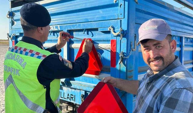 Karapınar’da jandarma trafik traktör römorklarına üçgen reflektör taktı