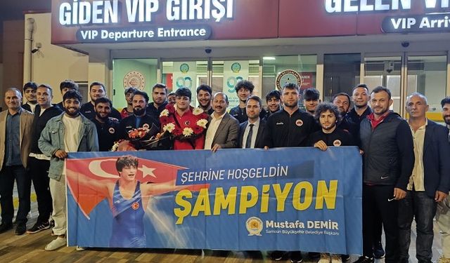 Dünya ikincisi güreşçi Alperen Berber, Samsun'da çiçeklerle karşılandı