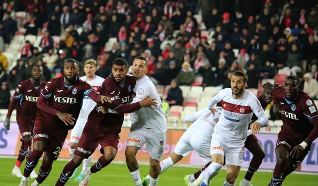 Trendyol Süper Lig: E.Y. Sivasspor: 2 Trabzonspor: 2 (İlk yarı)