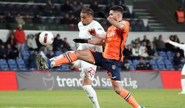 Trendyol Süper Lig: RAMS Başakşehir: 1 - Pendikspor: 1 (İlk yarı)