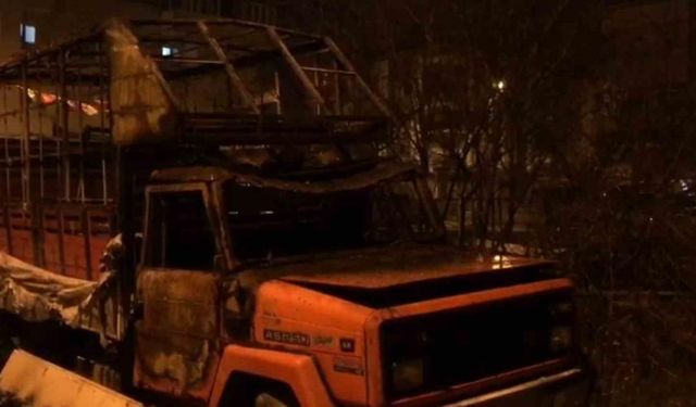 Ataşehir’de kamyonet alev alev yandı