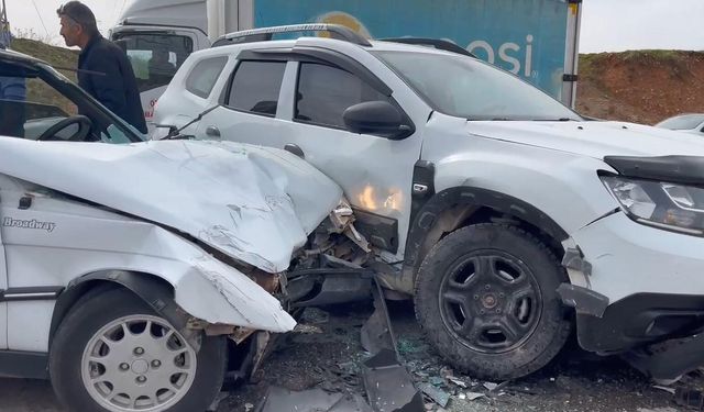 Kahta’da otomobiller çarpıştı: 2 sürücü yaralandı