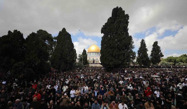 Mescid-i Aksa’da Ramazan ayının ikinci cuma namazında 120 bin Müslüman saf tuttu