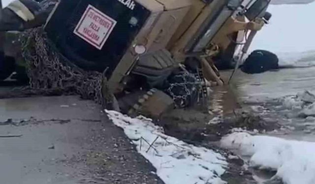 Yüksekova’da iş makinesi yol kenarındaki boşluğa düştü