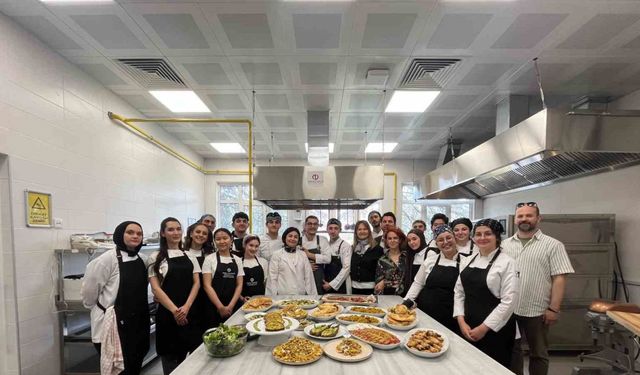 6 yabancı öğrenci, Türk aşçı adayları ile yemek yaptı