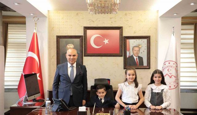 Ağrı’da Vali Mustafa Koç, koltuğunu 2’nci sınıf öğrencisine devretti