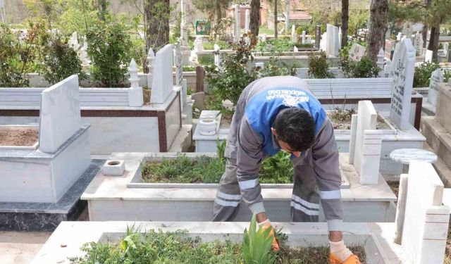 Aksaray’da belediye ekipleri mezarlıkları bayrama hazırlıyor