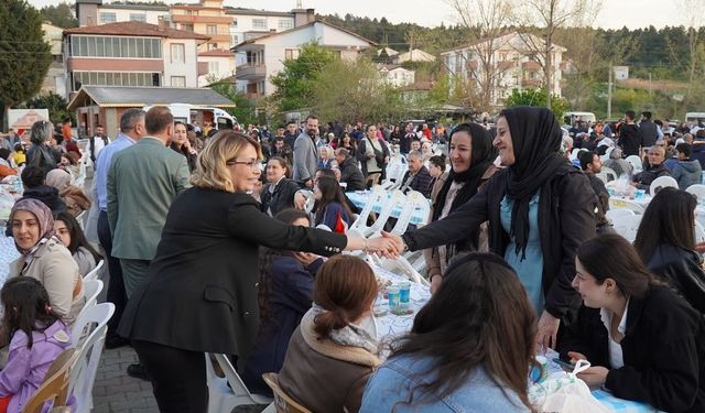 Altınova’da 4 bin kişilik iftar sofrası kuruldu