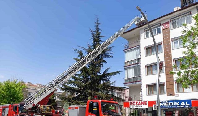 Ankara’da 4 katlı apartmanın çatısında yangın