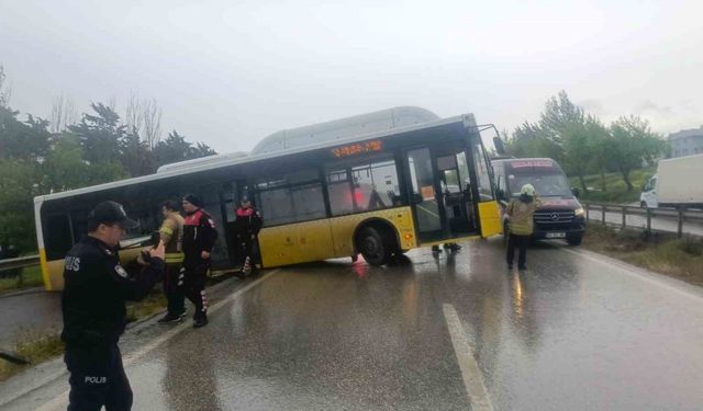 Büyükçekmece’de yağmurda kayan İETT otobüsü bariyerlere çarptı