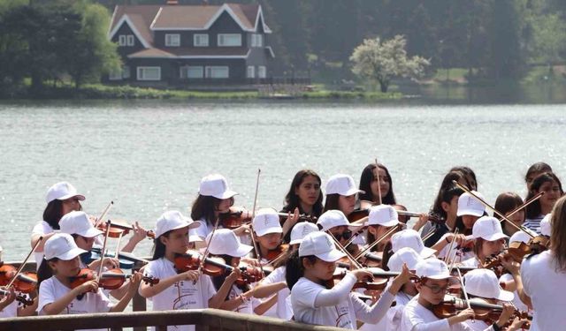 Depremzede küçük müzisyenlerden Bolu’da keman konseri