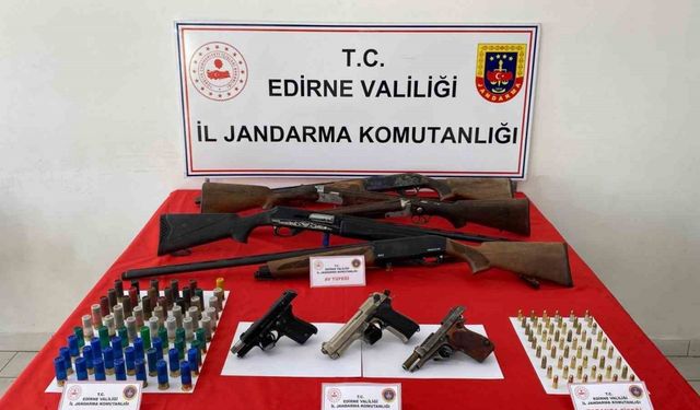 Edirne’de ruhsatsız tabancalar ve tüfekler ele geçirildi: 2 gözaltı