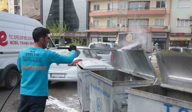 Efeler Belediyesi çöp konteynerlerini yıkayıp dezenfekte ediyor