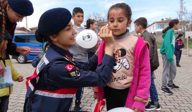 Jandarma ekipleri köydeki çocuklara bayram sevincini önceden yaşattı