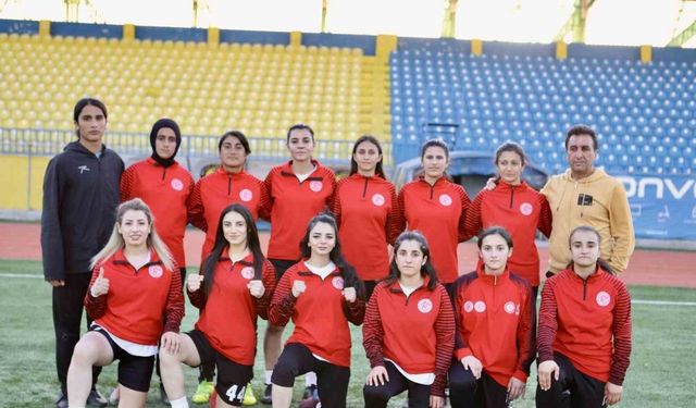 Önyargılara meydan okuyan Ağrı’nın tek kadın futbol takımı zirveye yükseliyor