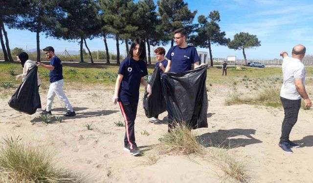 Sinop’ta öğrenciler sahil temizliği yaptı