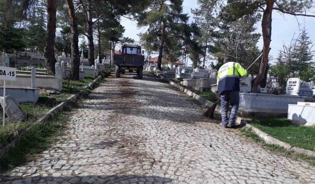 Sorgun Belediyesi mezarlıkta bayram temizliği yaptı