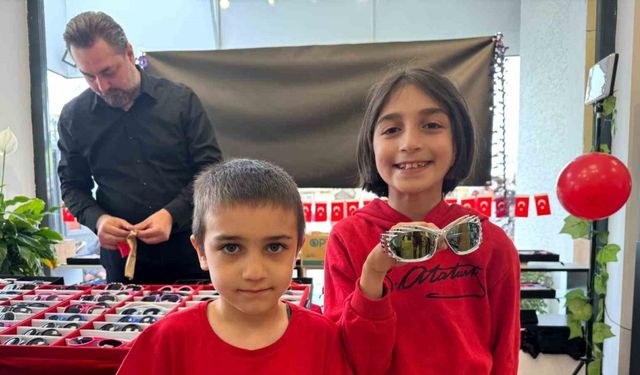 Tuzla’da çocuklara 23 Nisan hediyesi: Yüzlerce gözlük dağıtıldı