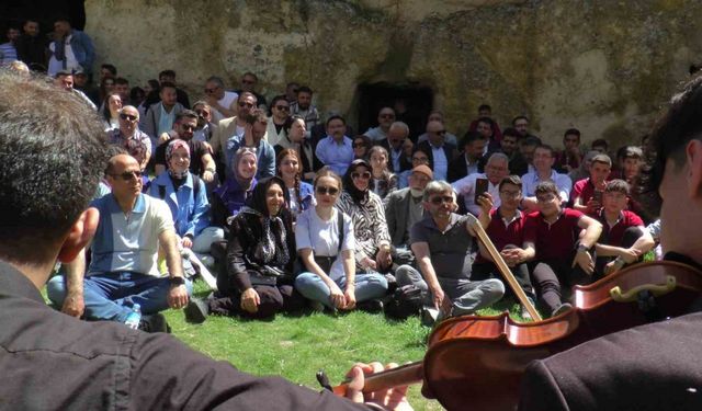 Vali Çiçek ve Başkan Büyükkılıç turizmcilerle şarkı söyledi