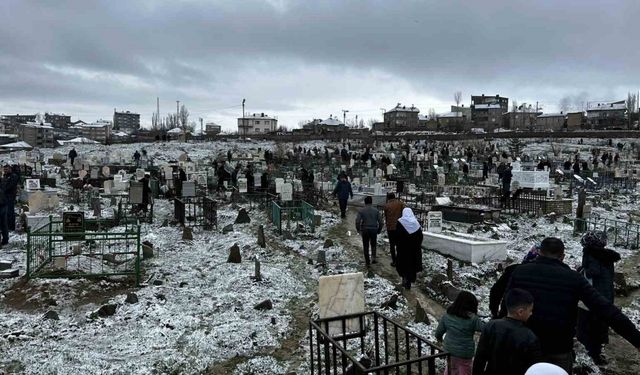 Yüksekova’da vatandaşlar mezarlıklara akın etti
