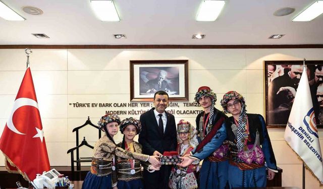 Başkan Çavuşoğlu’na halk oyunları şampiyonlarını ağırladı