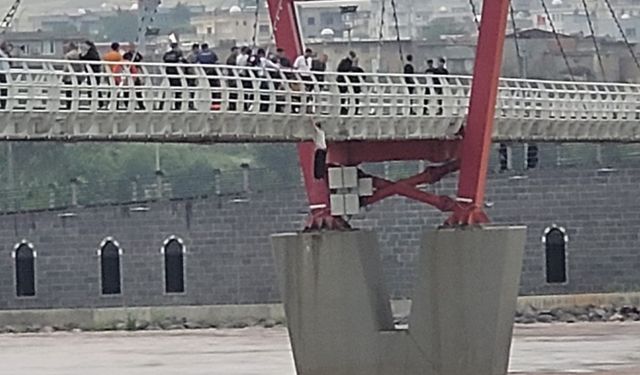 Cizre’de köprüden nehre atlayan kadın botla kurtarıldı