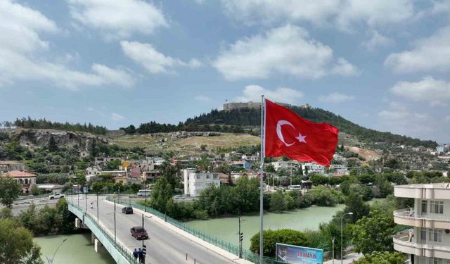 Silifke’de kaldırılması tepkilere neden olan anıtın yerine Türk bayrağı konuldu