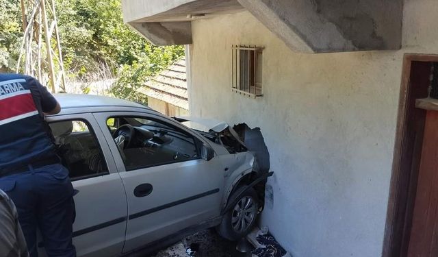 Otomobil evin duvarına çarptı: 4 yaralı