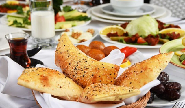 Sahurda Tok Tutan Yiyecekler: 2026 Ramazan'ında Daha Uzun Süre Tok Kalmanın Yolları!