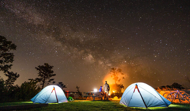 Edremit'te Yeni Nesil Kamp Deneyimi: Ücretli Kamping Alanlarıyla Doğayla İç İçe Bir Tatil