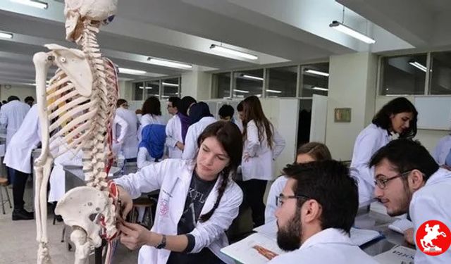 Türkiye’nin En İyi 50 Tıp Fakültesi Açıklandı: Zirvede Beklenmedik Bir İsim Var!