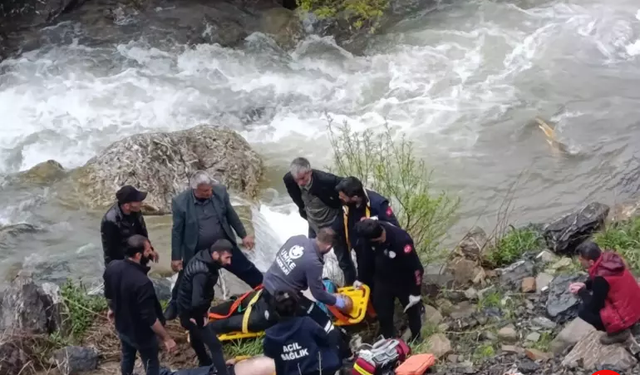 İşçi Minibüsü Dereye Devrildi: 3 ölü 2 yaralı