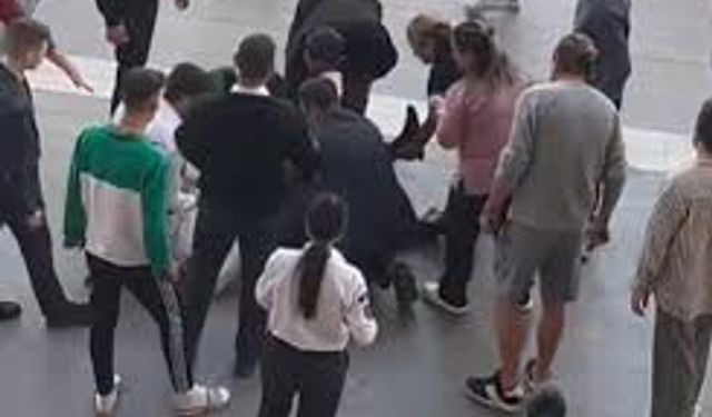 15 Yaşındaki Çocuk Bıçakla AVM'yi Birbirine Kattı