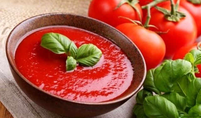 Kan Kırmızısı ve Kıvamlı Domates Sosu Yapmanın Sırları